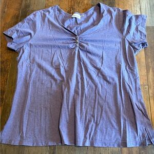 Women’s Avenue lavender short sleeve v-neck short sleeve shirt size 18/20